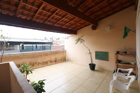Casa à venda com 140m², 3 quartos e 2 vagas Casa à venda com 140m², 3 quartos e 2 vagasVaranda