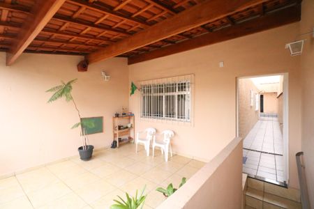 Casa à venda com 140m², 3 quartos e 2 vagas Casa à venda com 140m², 3 quartos e 2 vagasVaranda