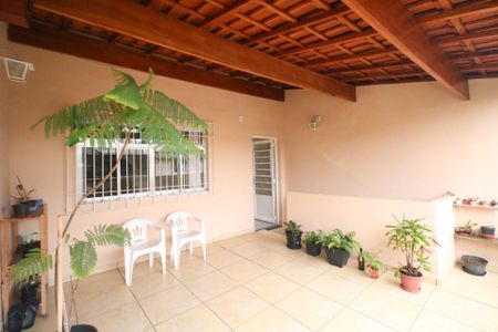 Casa à venda com 140m², 3 quartos e 2 vagas Casa à venda com 140m², 3 quartos e 2 vagasVaranda