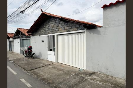 Casa à venda com 155m², 3 quartos e 3 vagas Casa à venda com 155m², 3 quartos e 3 vagasFachada