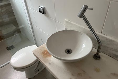 Banheiro de apartamento para alugar com 1 quarto, 54m² em Gonzaga, Santos