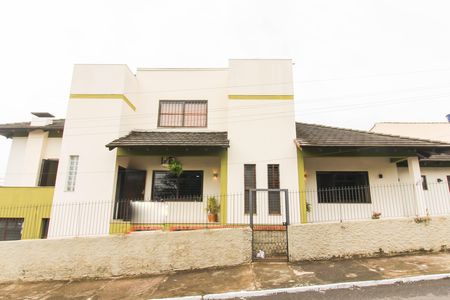 Casa para alugar com 291m², 5 quartos e 4 vagas Casa para alugar com 291m², 5 quartos e 4 vagasFachada