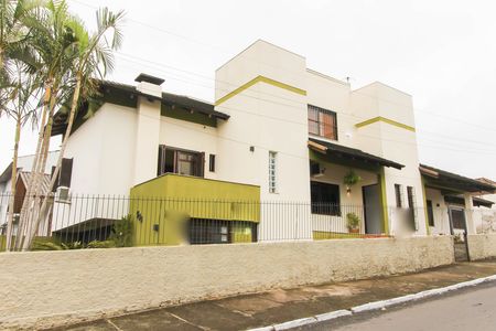 Casa para alugar com 291m², 5 quartos e 4 vagas Casa para alugar com 291m², 5 quartos e 4 vagasFachada