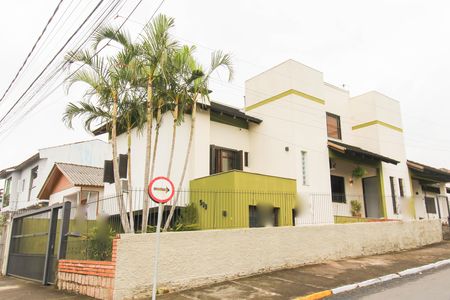Casa para alugar com 291m², 5 quartos e 4 vagas Casa para alugar com 291m², 5 quartos e 4 vagasFachada