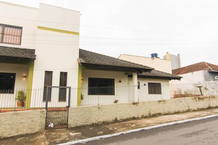 Casa para alugar com 291m², 5 quartos e 4 vagas Casa para alugar com 291m², 5 quartos e 4 vagasFachada