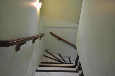 Casa à venda com 140m², 2 quartos e 2 vagasEscada