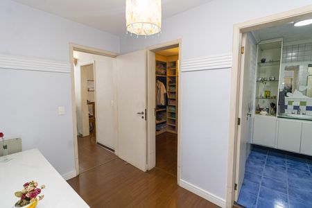 Casa de condomínio à venda com 288m², 4 quartos e 3 vagasSuíte 2
