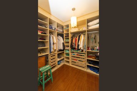 Casa de condomínio à venda com 288m², 4 quartos e 3 vagasCloset da Suíte 2