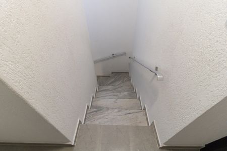 Casa à venda com 179m², 3 quartos e 2 vagas Casa à venda com 179m², 3 quartos e 2 vagasEscada