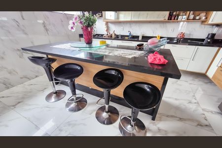 Apartamento para alugar com 660m², 4 quartos e 2 vagas Apartamento para alugar com 660m², 4 quartos e 2 vagasCozinha