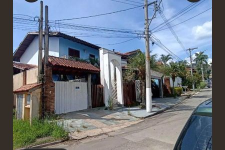 Casa de condomínio para alugar com 340m², 3 quartos e 4 vagas Casa de condomínio para alugar com 340m², 3 quartos e 4 vagasFachada