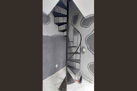 Casa para alugar com 60m², 1 quarto e 1 vaga Casa para alugar com 60m², 1 quarto e 1 vagaEscada