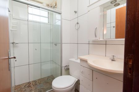 Banheiro de apartamento para alugar com 2 quartos, 45m² em Solar do Barreiro, Belo Horizonte