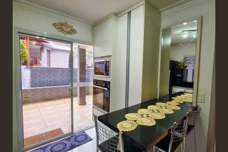 Casa de condomínio para alugar com 360m², 4 quartos e 4 vagas Casa de condomínio para alugar com 360m², 4 quartos e 4 vagasSala de Jantar