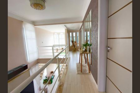 Casa de condomínio para alugar com 360m², 4 quartos e 4 vagas Casa de condomínio para alugar com 360m², 4 quartos e 4 vagasCorredor