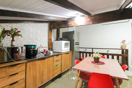 Casa à venda com 260m², 6 quartos e 3 vagas Casa à venda com 260m², 6 quartos e 3 vagasApartamento