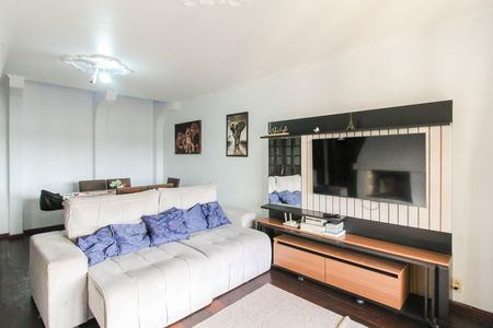 Casa à venda com 260m², 6 quartos e 3 vagas Casa à venda com 260m², 6 quartos e 3 vagasSala