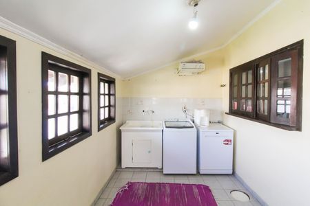 Casa à venda com 260m², 6 quartos e 3 vagas Casa à venda com 260m², 6 quartos e 3 vagasÁrea de Serviço