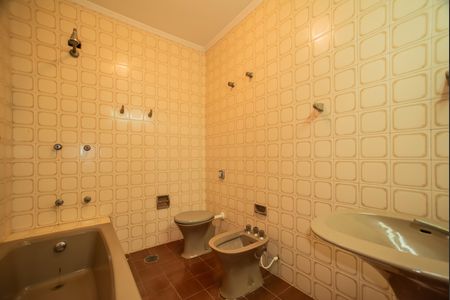 Casa para alugar com 312m², 4 quartos e 4 vagas Casa para alugar com 312m², 4 quartos e 4 vagasBanheiro da Suíte 1