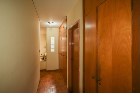 Casa para alugar com 312m², 4 quartos e 4 vagas Casa para alugar com 312m², 4 quartos e 4 vagasCorredor