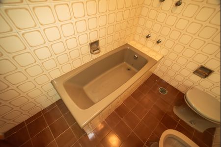 Casa para alugar com 312m², 4 quartos e 4 vagas Casa para alugar com 312m², 4 quartos e 4 vagasBanheiro da Suíte 1