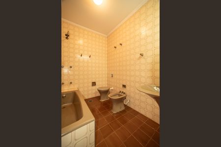 Casa para alugar com 312m², 4 quartos e 4 vagas Casa para alugar com 312m², 4 quartos e 4 vagasBanheiro da Suíte 1