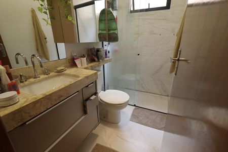 Casa de condomínio para alugar com 160m², 3 quartos e 4 vagas Casa de condomínio para alugar com 160m², 3 quartos e 4 vagasBanheiro da Suíte 1