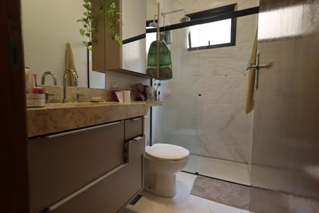 Casa de condomínio para alugar com 160m², 3 quartos e 4 vagas Casa de condomínio para alugar com 160m², 3 quartos e 4 vagasBanheiro da Suíte 1