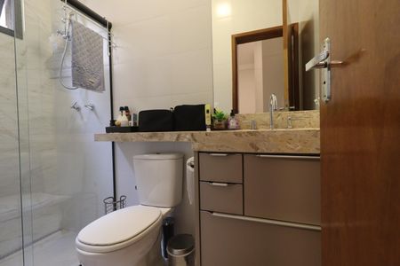 Casa de condomínio para alugar com 160m², 3 quartos e 4 vagas Casa de condomínio para alugar com 160m², 3 quartos e 4 vagasBanheiro da Suíte 2