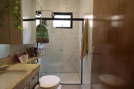 Casa de condomínio para alugar com 160m², 3 quartos e 4 vagas Casa de condomínio para alugar com 160m², 3 quartos e 4 vagasBanheiro da Suíte 1