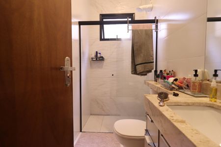 Casa de condomínio para alugar com 160m², 3 quartos e 4 vagas Casa de condomínio para alugar com 160m², 3 quartos e 4 vagasBanheiro da Suíte 3