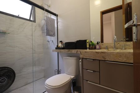 Casa de condomínio para alugar com 160m², 3 quartos e 4 vagas Casa de condomínio para alugar com 160m², 3 quartos e 4 vagasBanheiro da Suíte 2