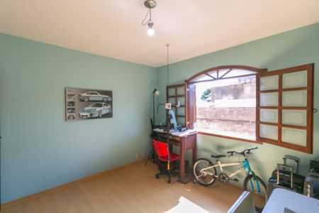Casa à venda com 3 quartos, 173m² em Heliópolis, Belo Horizonte