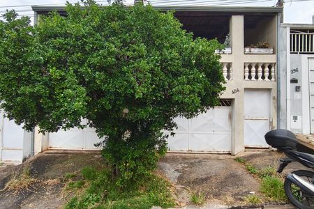 Casa à venda com 118m², 3 quartos e 2 vagas Casa à venda com 118m², 3 quartos e 2 vagasFachada