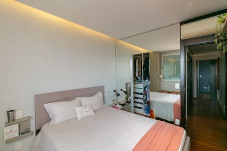 Apartamento à venda com 137m², 3 quartos e 2 vagas Apartamento à venda com 137m², 3 quartos e 2 vagasSuíte