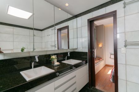 Apartamento à venda com 137m², 3 quartos e 2 vagas Apartamento à venda com 137m², 3 quartos e 2 vagasBanheiro da Suíte