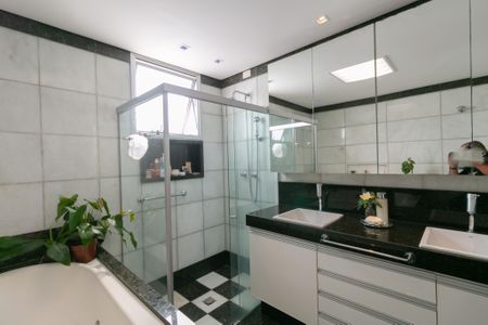 Apartamento à venda com 137m², 3 quartos e 2 vagas Apartamento à venda com 137m², 3 quartos e 2 vagasBanheiro da Suíte
