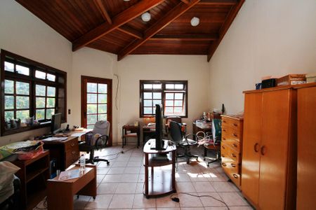 Casa de condomínio para alugar com 270m², 6 quartos e 4 vagasEscritório