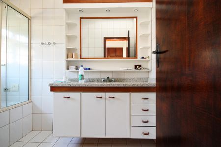 Casa de condomínio para alugar com 270m², 6 quartos e 4 vagasBanheiro Suíte 2