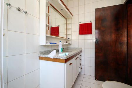 Casa de condomínio para alugar com 270m², 6 quartos e 4 vagasBanheiro Suíte 2