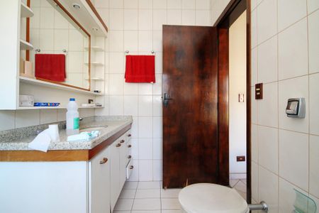 Casa de condomínio para alugar com 270m², 6 quartos e 4 vagasBanheiro Suíte 2