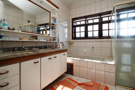 Casa de condomínio para alugar com 270m², 6 quartos e 4 vagasBanheiro Suíte 1