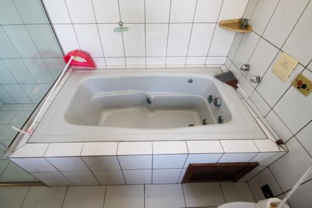 Casa de condomínio para alugar com 270m², 6 quartos e 4 vagasBanheiro Suíte 3