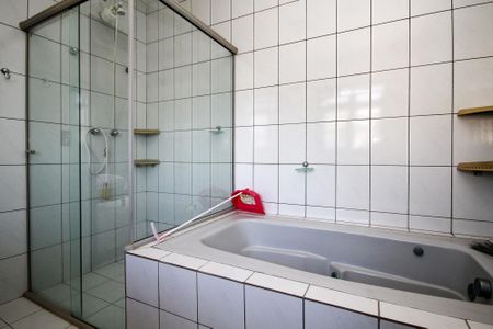 Casa de condomínio para alugar com 270m², 6 quartos e 4 vagasBanheiro Suíte 3
