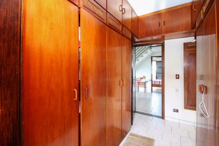 Casa de condomínio para alugar com 270m², 6 quartos e 4 vagasCloset Suíte 1