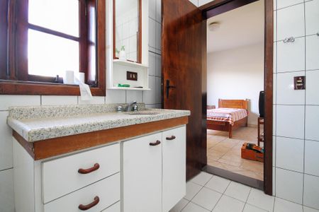 Casa de condomínio para alugar com 270m², 6 quartos e 4 vagasBanheiro Suíte 3