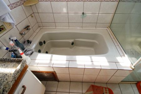 Casa de condomínio para alugar com 270m², 6 quartos e 4 vagasBanheiro Suíte 1