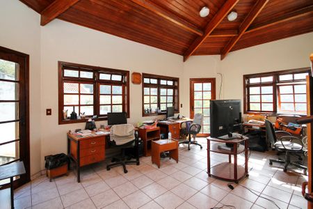 Casa de condomínio para alugar com 270m², 6 quartos e 4 vagasEscritório