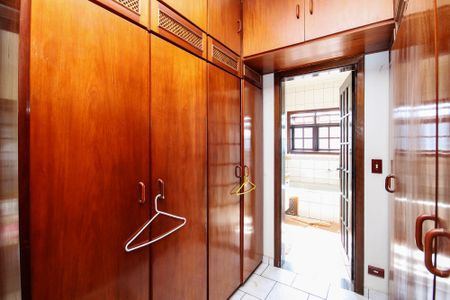 Casa de condomínio para alugar com 270m², 6 quartos e 4 vagasCloset Suíte 1