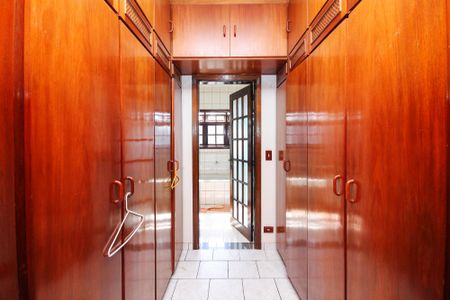Casa de condomínio para alugar com 270m², 6 quartos e 4 vagasCloset Suíte 1
